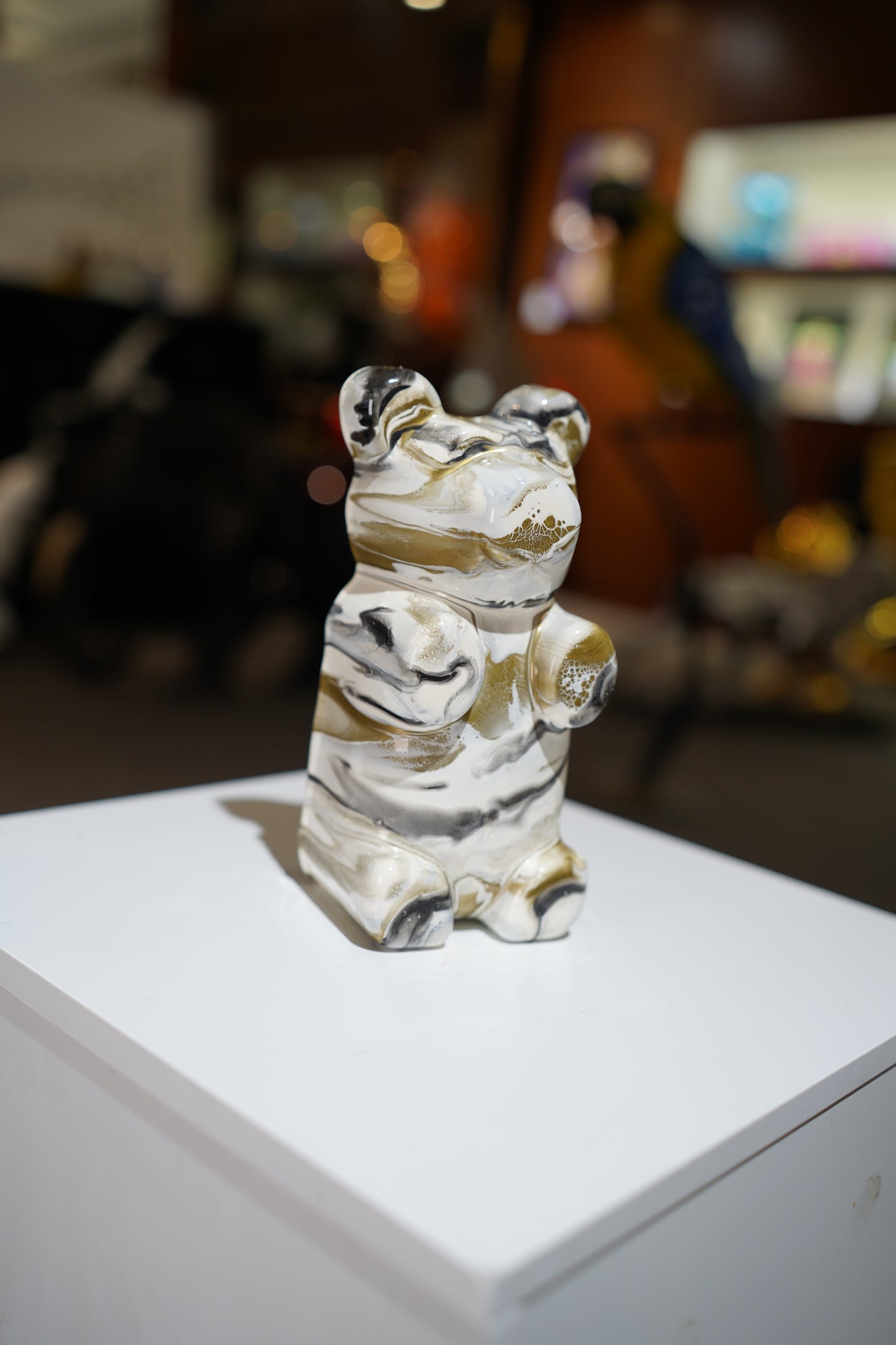 DANIELA - White Marble Bear Design