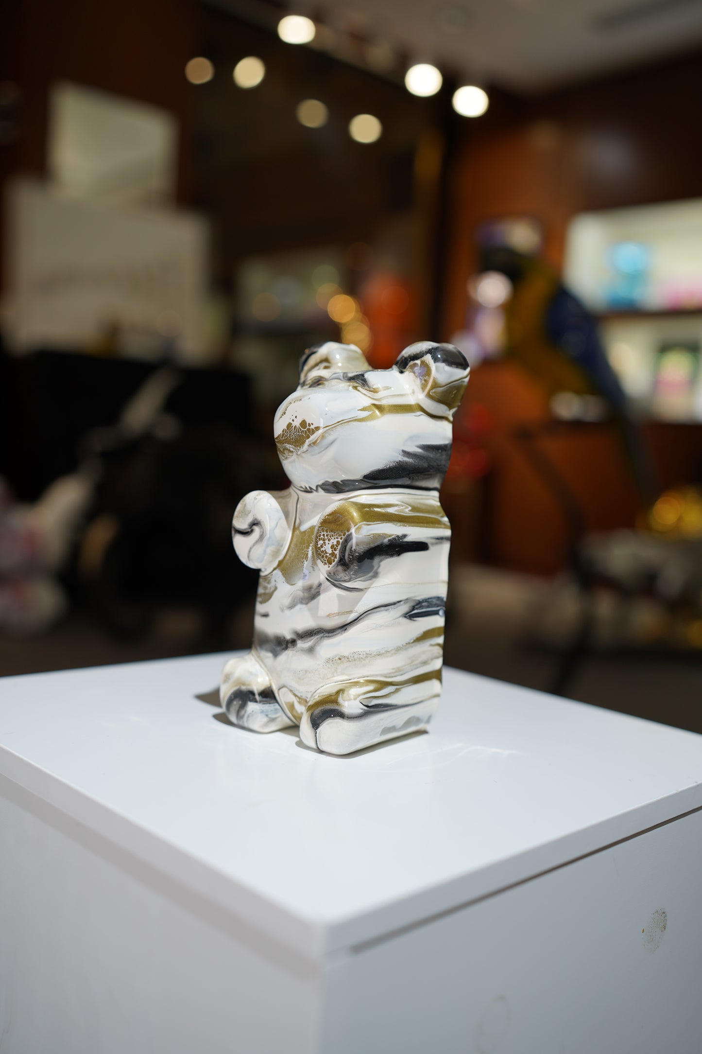 DANIELA - White Marble Bear Design